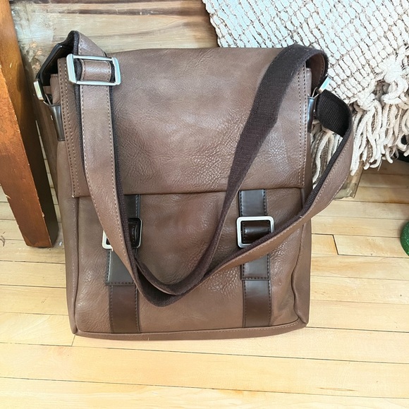 ESPE Vegan Leather Brown Tote, Magnetic flap/zipper closure, see notes below - Picture 4 of 16